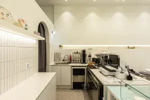 효율적인 동선의 화이트톤 카페 주방 공간